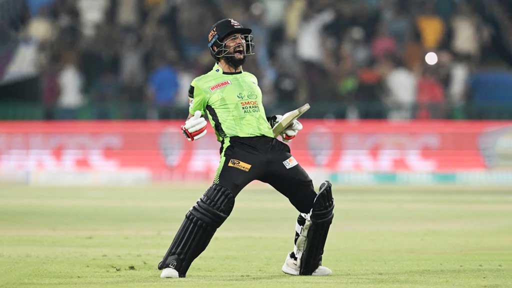 দুবাই-আবুধাবি ঘুরে ফাইনালের ১০ মিনিট আগে পাকিস্তানে নেমে চ্যাম্পিয়ন রাজা