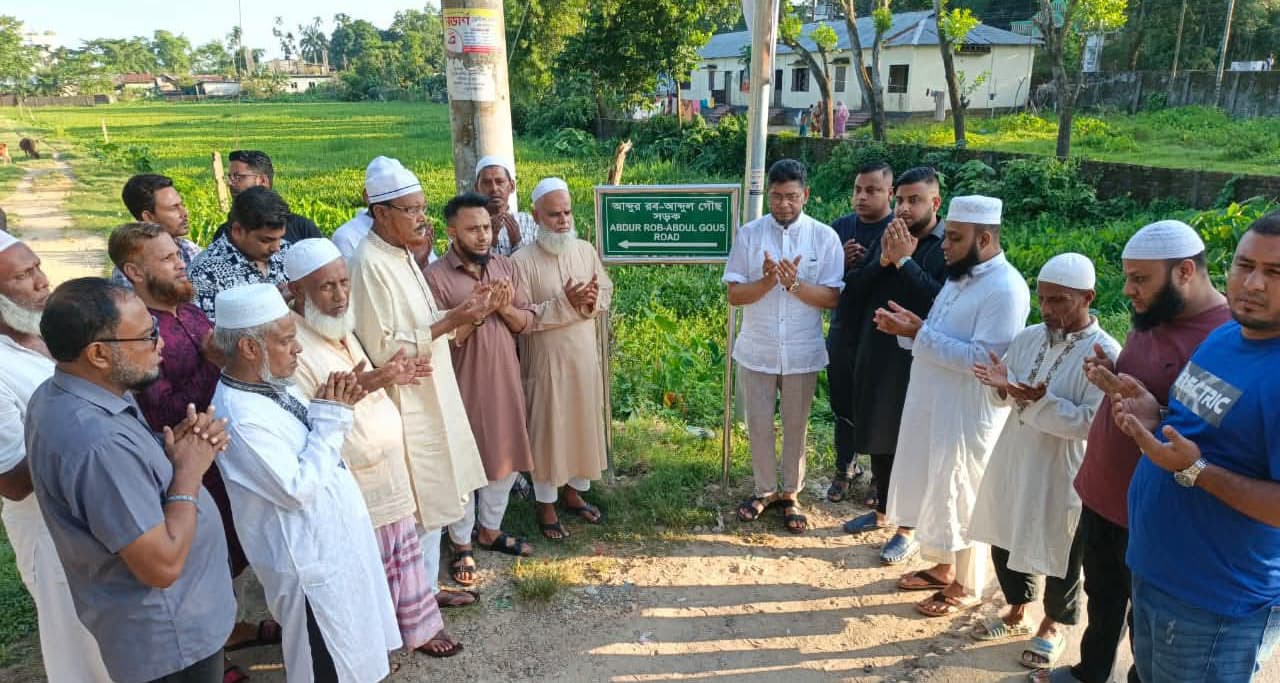 এলাকাবাসীর সুবিধার্থে ১৬ ফুটি রাস্তা দান করলেন আব্দুর রব-আব্দুল গৌছ মিয়ার পরিবার