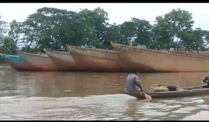 বালু উত্তোলন নামে সুরমায় তান্ডব ধ্বংসের মুখে বন্যা নিয়ন্ত্রন বাঁধ