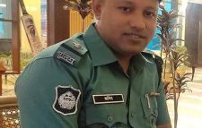জড়িতপুলিশ কর্মকর্তা  সাময়িক বরখাস্ত।। সময় নিয়ে মতানৈক্য।   জুলাই যোদ্ধা চা বিক্রেতাকে  পুলিশী নির্যাতনে  ক্ষোভের আগুন জ্বলছে সিলেটবাসীর মনে