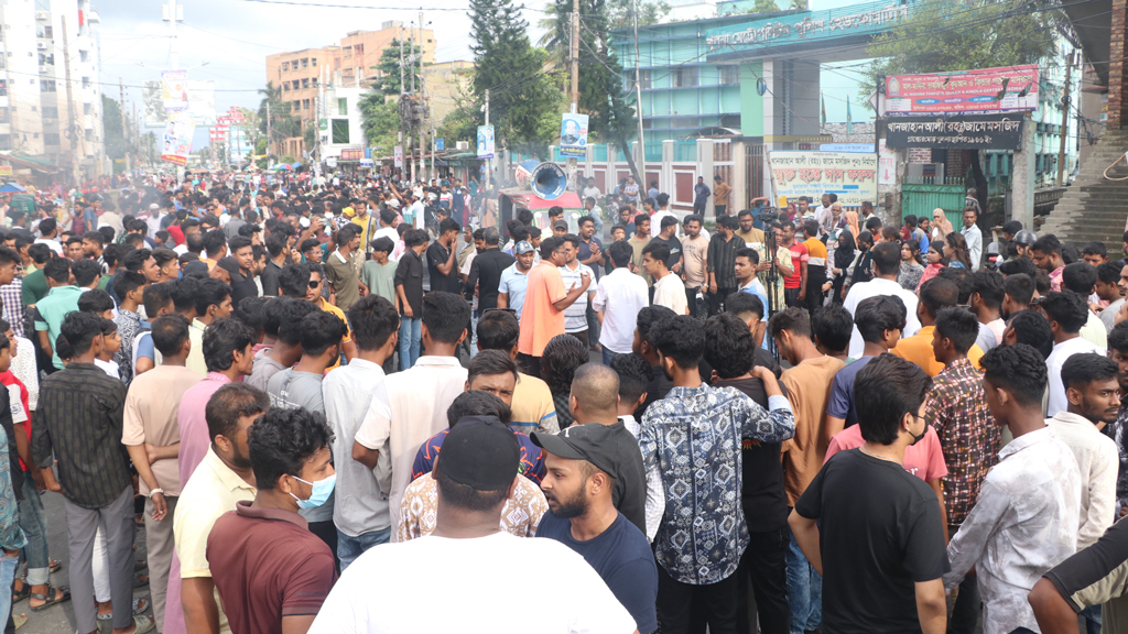 পুলিশ কমিশনার ফের অবরুদ্ধ, সদর দপ্তর ঘেরাও করে বিক্ষোভ