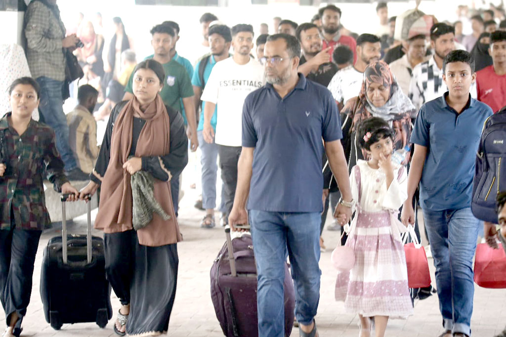 ঈদ উদ্‌যাপন শেষে রাজধানীতে ফিরছে মানুষ