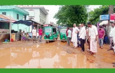 রাস্তা সংস্কারের দাবিতে সড়ক অবরোধ