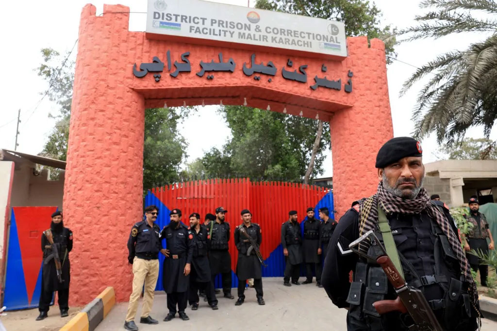 ভূমিকম্পের সময় দরজা-জানালা ভেঙে পালালেন ২ শতাধিক বন্দী