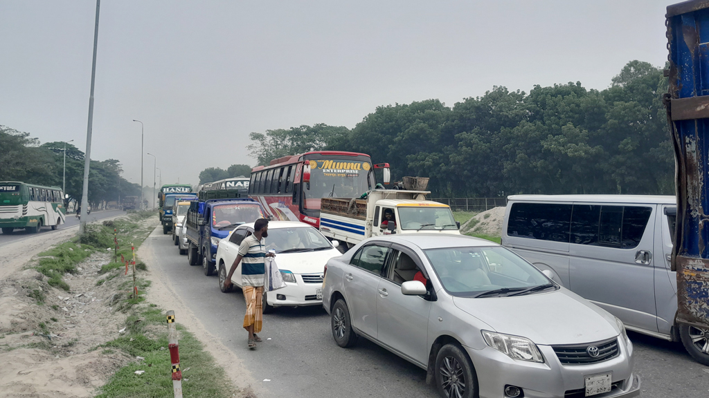 যমুনা সেতুতে ১৫ গাড়ি বিকল