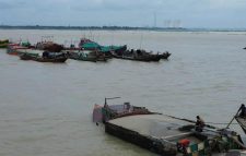 *”১৭ বছর ধরে অবৈধ বালু উত্তোলন: পদ্মার বুকে হাইড্রোগ্রাফি জরিপ ছাড়াই ঝুঁকিতে রূপপুর, হার্ডিং ব্রিজ ও লালন শাহ সেতু” জাকারিয়া পিন্টু-সাঈদ-টনি সিন্ডিকেটের দৌরাত্ম্য, প্রশাসনের নিষ্ক্রিয়তায় বিপন্ন জাতীয় স্থাপনা