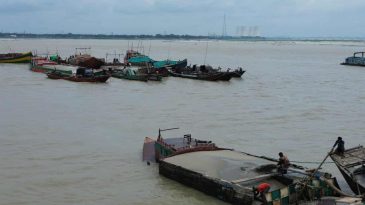 *”১৭ বছর ধরে অবৈধ বালু উত্তোলন: পদ্মার বুকে হাইড্রোগ্রাফি জরিপ ছাড়াই ঝুঁকিতে রূপপুর, হার্ডিং ব্রিজ ও লালন শাহ সেতু” জাকারিয়া পিন্টু-সাঈদ-টনি সিন্ডিকেটের দৌরাত্ম্য, প্রশাসনের নিষ্ক্রিয়তায় বিপন্ন জাতীয় স্থাপনা