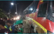 বেপরোয়া বাসের ধাক্কায় তিনটি যানবাহন দুমড়ে-মুচড়ে, আহত ৪