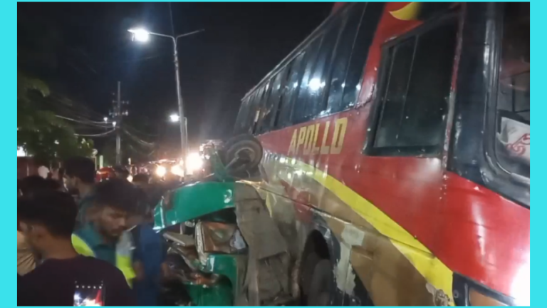 বেপরোয়া বাসের ধাক্কায় তিনটি যানবাহন দুমড়ে-মুচড়ে, আহত ৪