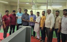 বিশিষ্ট সমাজ সেবক স্পেন প্রবাসী আলী হোসেন কে অর্জুন ঘোষ এর সৌজন্যে সম্মাননা স্মারক