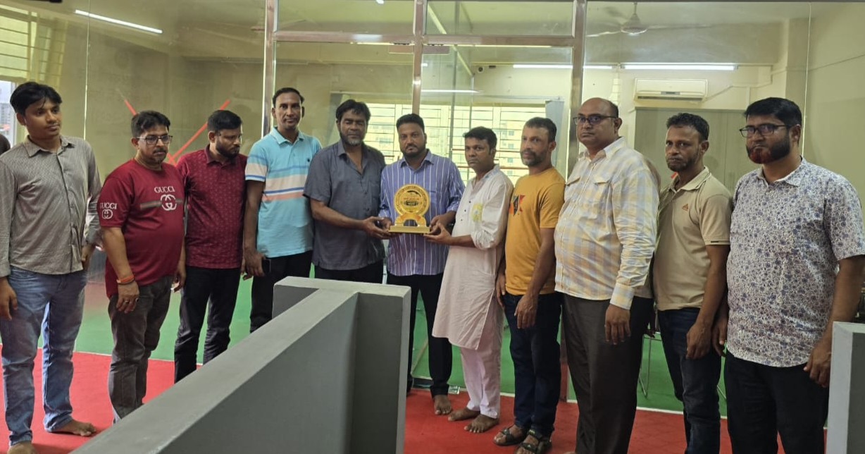 বিশিষ্ট সমাজ সেবক স্পেন প্রবাসী আলী হোসেন কে অর্জুন ঘোষ এর সৌজন্যে সম্মাননা স্মারক