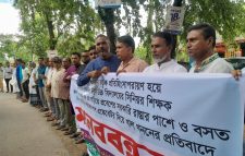 নির্যাতনের বিরুদ্ধে একজন শিক্ষকের আর্তনাদ কেঁপে উঠল খাদিমপাড়া ইউনিয়ন