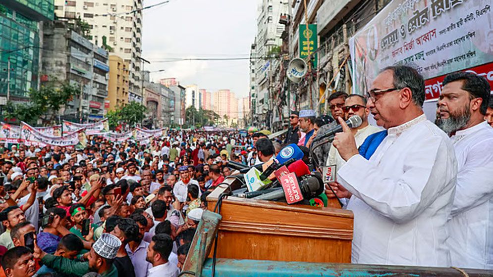 গণঅভ্যুত্থানকে পুঁজি করে সুবিধা নিচ্ছে কয়েকটি দল