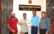বৈষম্যবিরোধী  গণঅভ্যুত্থানে  আলী আমজাদের ঘড়ির পাশে শহীদ  হওয়া পাবেলের পরিবার পেলো সিসিকের অনুদান