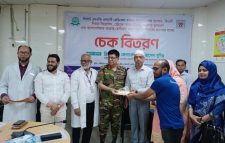 সিলেটে জটিল রোগে আক্রান্ত  ১০০ রুগেআক্রান্তদের মধ্যে  চিকিৎসা সহায়তা  চেক বিতরণ