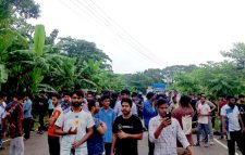 কলেজের শিক্ষার্থীদের মহাসড়ক ব্লকেড