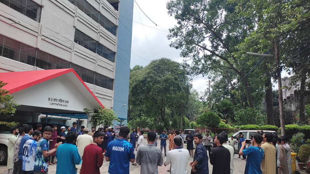 চট্টগ্রাম বিশ্ববিদ্যালয়ে উপাচার্যকে অবরুদ্ধ করে শিক্ষকের পদোন্নতি বোর্ড প্রত্যাহার করালেন শিক্ষার্থীরা