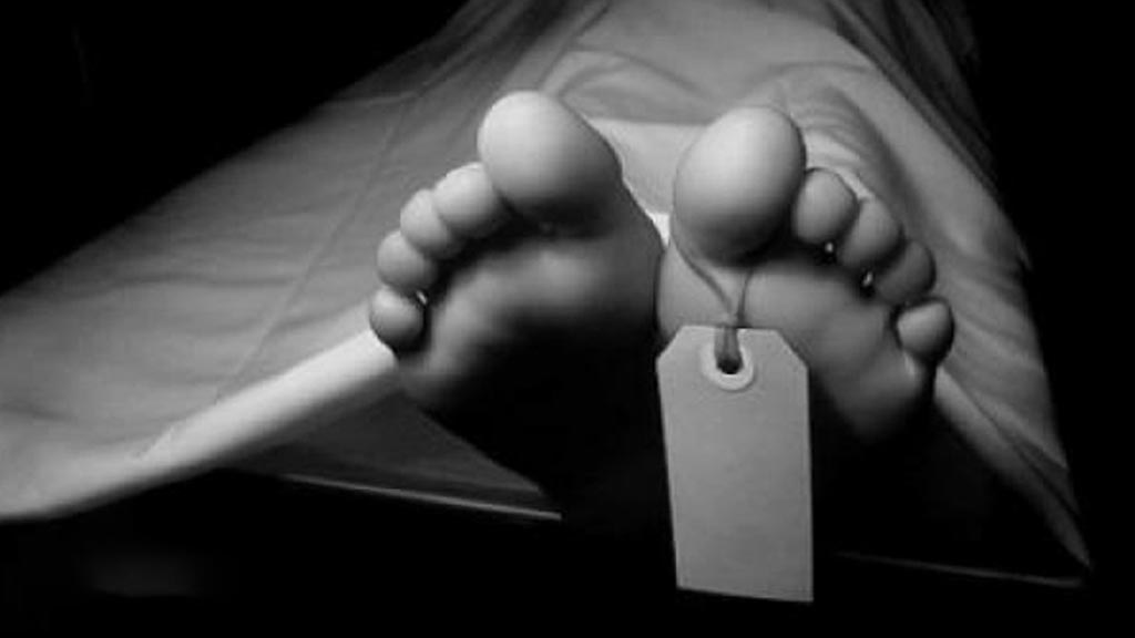 স্টেডিয়ামের গ্যালারির নিচে কিশোরের লাশ