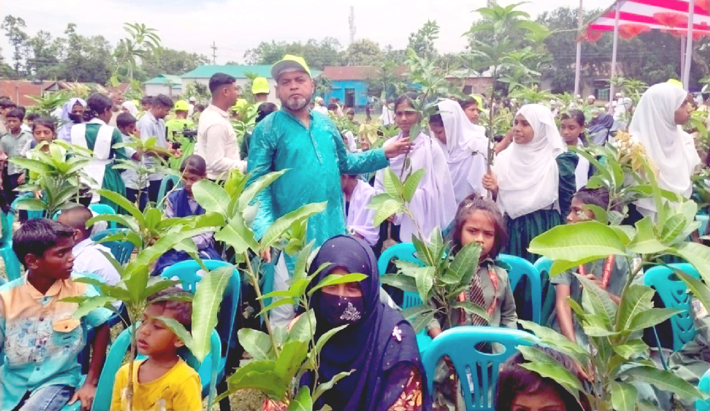৪ হাজার শিক্ষার্থী পেল ৪ হাজার গাছের চারা