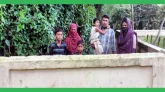 বাড়ি থেকে বাহির হওয়ার  রাস্তাটি দেয়াল দিয়ে ঘিরে রাখা