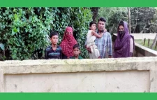 বাড়ি থেকে বাহির হওয়ার  রাস্তাটি দেয়াল দিয়ে ঘিরে রাখা