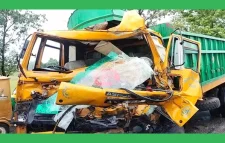 দুইটি ট্রাকের মুখোমুখি সংঘর্ষে গুরুতর আহত ১