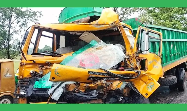 দুইটি ট্রাকের মুখোমুখি সংঘর্ষে গুরুতর আহত ১