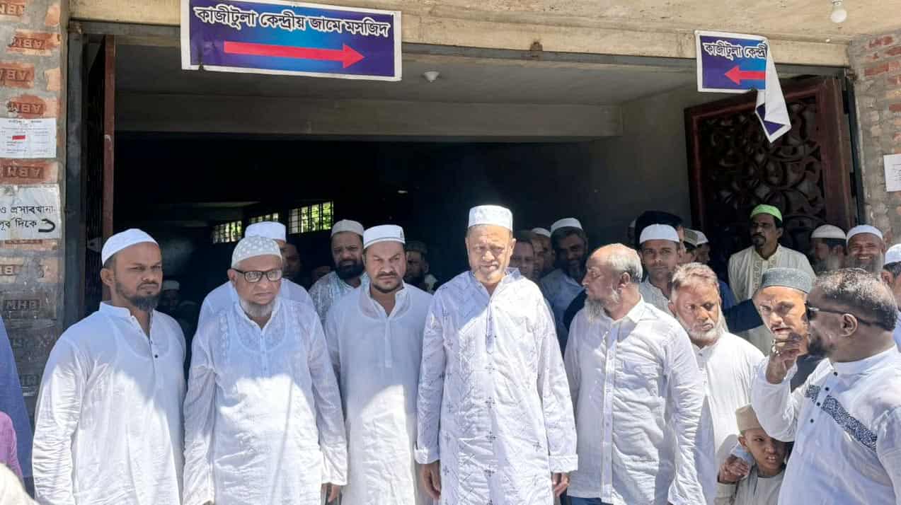 কাজীটুলা মসজিদে জুমার নামাজ আদায় দেশ নিয়ে এখনো ষড়যন্ত্র থামেনি: আরিফুল হক