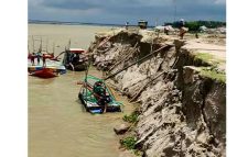 নদী ভাঙন আতঙ্কে চার ইউনিয়নের হাজারো মানুষ