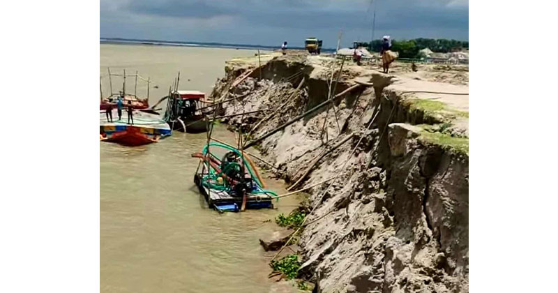 নদী ভাঙন আতঙ্কে চার ইউনিয়নের হাজারো মানুষ