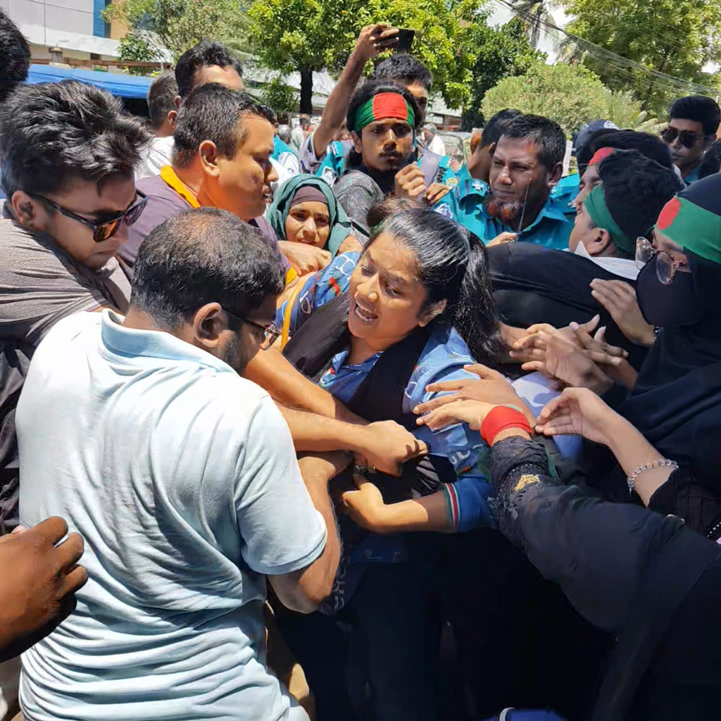 পুলিশের বিরুদ্ধে আন্দোলনকারীদের নির্যাতনের অভিযোগ