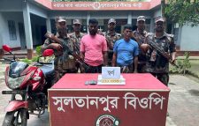 দর্শনা সীমান্তে স্বর্ণের বারসহ দুই পাচারকারী আটক