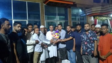 সিলেট মহানগরের নব-গঠিত ২৭ নং ওয়ার্ড শ্রমিক দলের আহবায়ক কমিটিকে ২৭ নং ওয়ার্ড বিএনপির পক্ষ থেকে  শুভেচ্ছা বিনিময়  ও ফুলেল অভ্যর্থনা  জানানো হয়।  ।