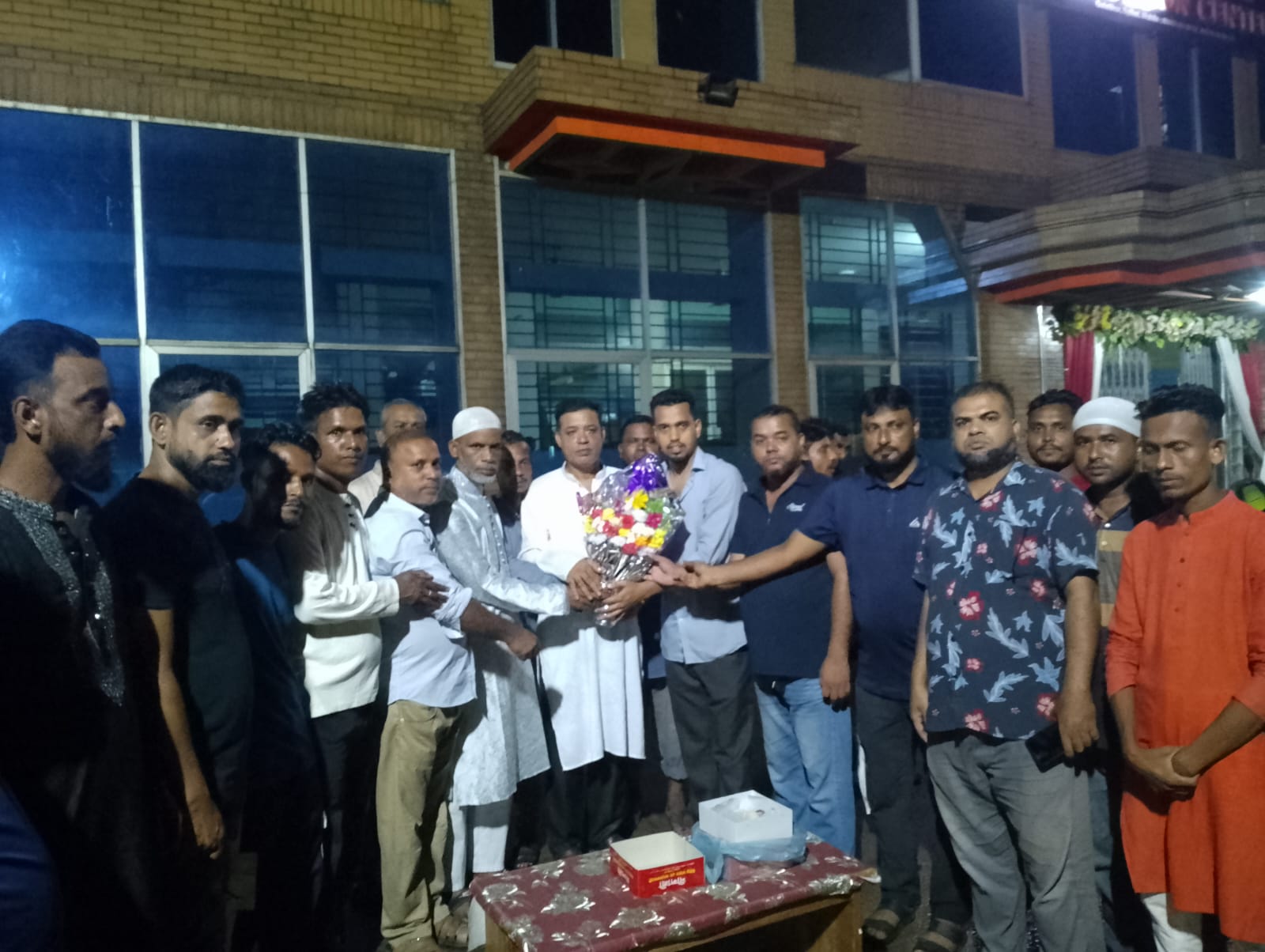 সিলেট মহানগরের নব-গঠিত ২৭ নং ওয়ার্ড শ্রমিক দলের আহবায়ক কমিটিকে ২৭ নং ওয়ার্ড বিএনপির পক্ষ থেকে  শুভেচ্ছা বিনিময়  ও ফুলেল অভ্যর্থনা  জানানো হয়।  ।