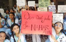 হিজাব বিতর্কে বরখাস্ত শিক্ষিকাকে পুনর্বহালের দাবিতে শিক্ষার্থীদের সময় বেঁধে দেওয়া