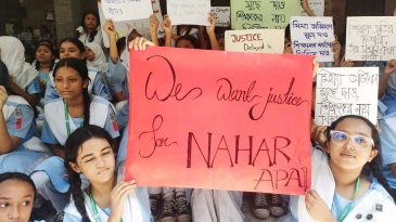 হিজাব বিতর্কে বরখাস্ত শিক্ষিকাকে পুনর্বহালের দাবিতে শিক্ষার্থীদের সময় বেঁধে দেওয়া