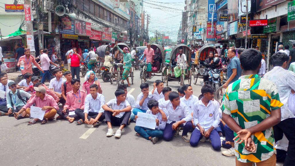 স্বাস্থ্য খাতের সংস্কারের দাবিতে সড়ক অবরোধ
