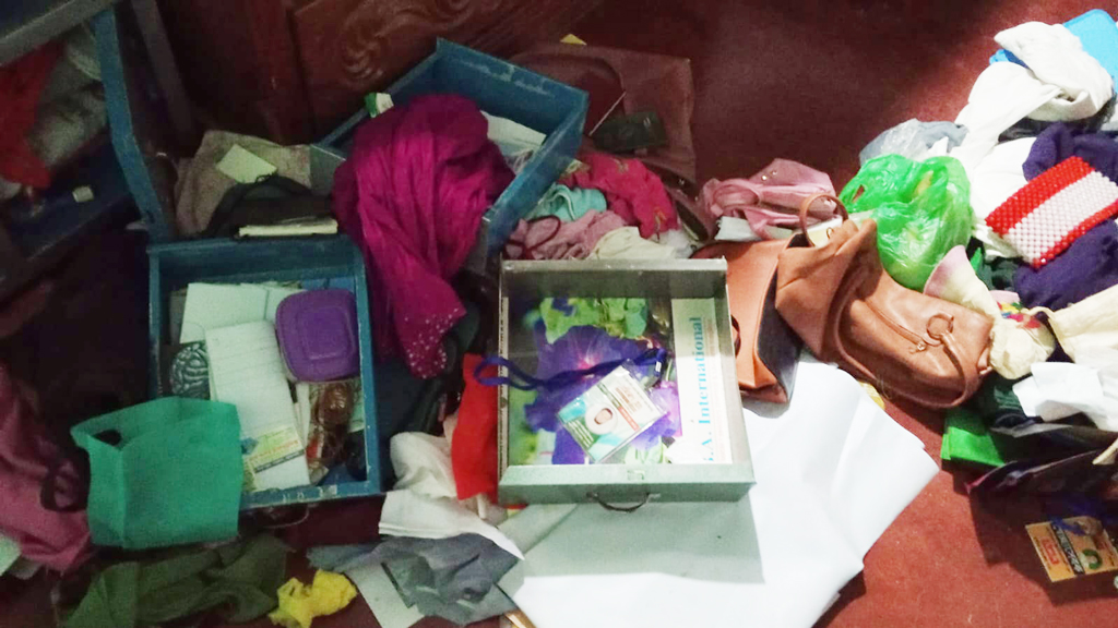 নবজাতককে জিম্মি করে ডাকাতের হুমকি