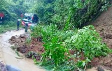 পাহাড় ধসে পড়ায় যানবাহন চলাচল বন্ধ