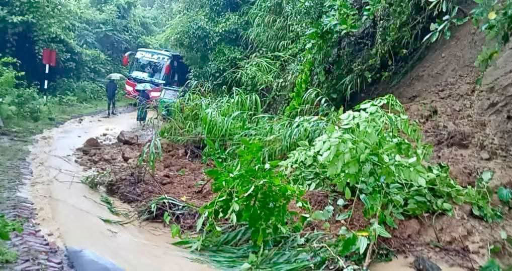 পাহাড় ধসে পড়ায় যানবাহন চলাচল বন্ধ