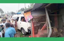 অ্যাম্বুলেন্স নিয়ন্ত্রণ হারিয়ে