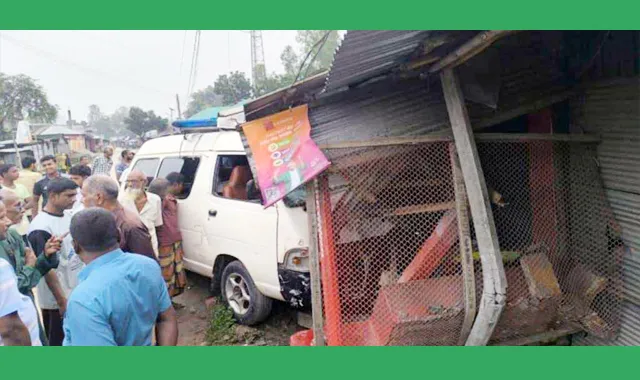 অ্যাম্বুলেন্স নিয়ন্ত্রণ হারিয়ে