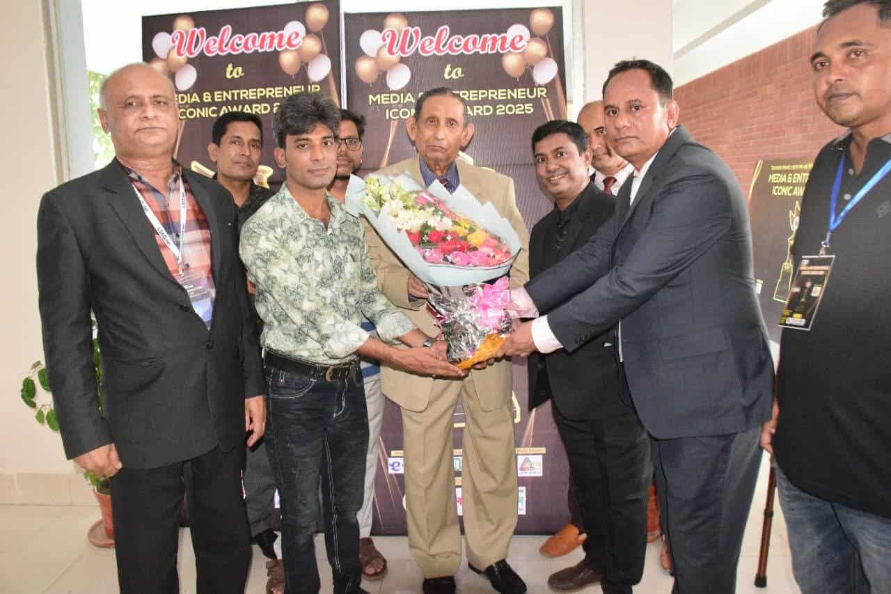 বিচারপতি জয়নুল আবেদীন এবং চলচ্চিত্র অভিনেত্রী রাকা আলমকে আজীবন সম্মাননা পুরষ্কার প্রদান