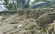 সুগন্ধা ভাঙছে দশ গ্রাম নিয়ে