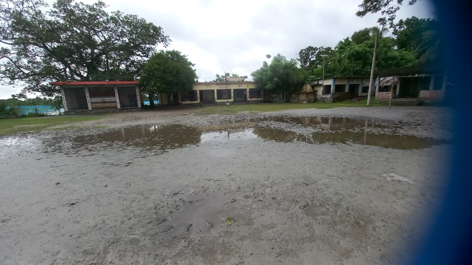 বিদ্যালয়ের মাঠ ভরাট করে প্রকল্পের টাকা লুট আওয়ামী নেতার