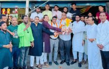 সিলেট জেলা তাঁতীদলের যুগ্ম আহ্বায়ক হানিফ ও কামরুলকে ফুলেল শুভেচ্ছা