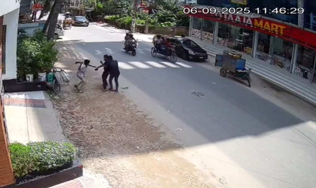 চাপাতি দিয়ে মোবাইল-মানিব্যাগ ছিনতাই, মোহাম্মদপুর থেকে গ্রেপ্তার যুবক