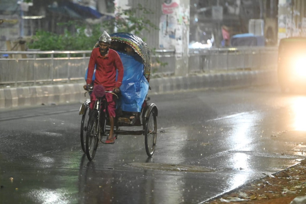 বঙ্গোপসাগরে লঘুচাপের আভাস, ভারি বৃষ্টিতে প্লাবনের শঙ্কা