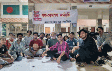দাবিপূরণে অনশনে শিক্ষার্থীরা, পাশে শুয়ে রইলেন ববি উপাচার্য