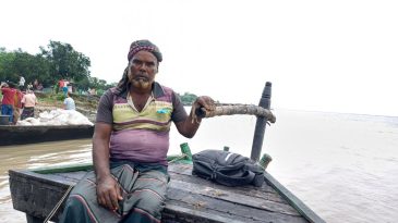 পদ্মার মাঝি ছিদ্দিক : জীবনের বৈঠা ধরে এগিয়ে চলা